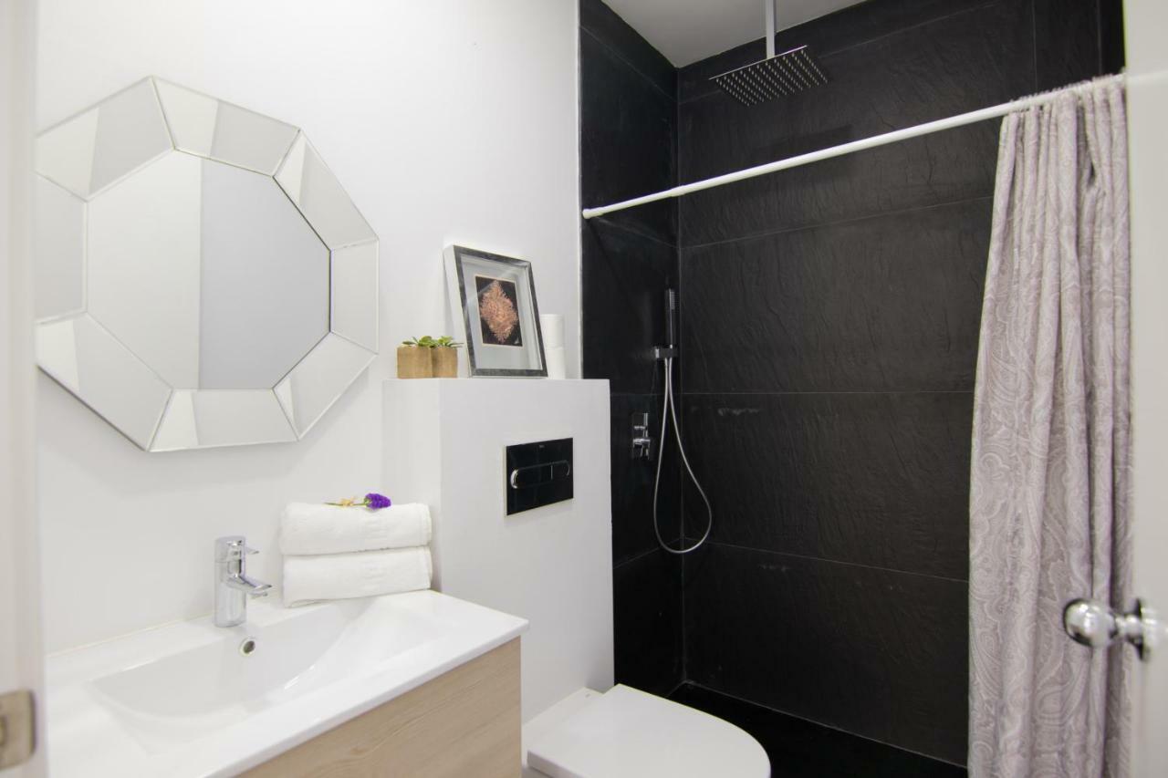 Homeforguest Stylish And Modern Apartment Overlooking Las Canteras Las Palmas / Gran Canaria Exterior foto