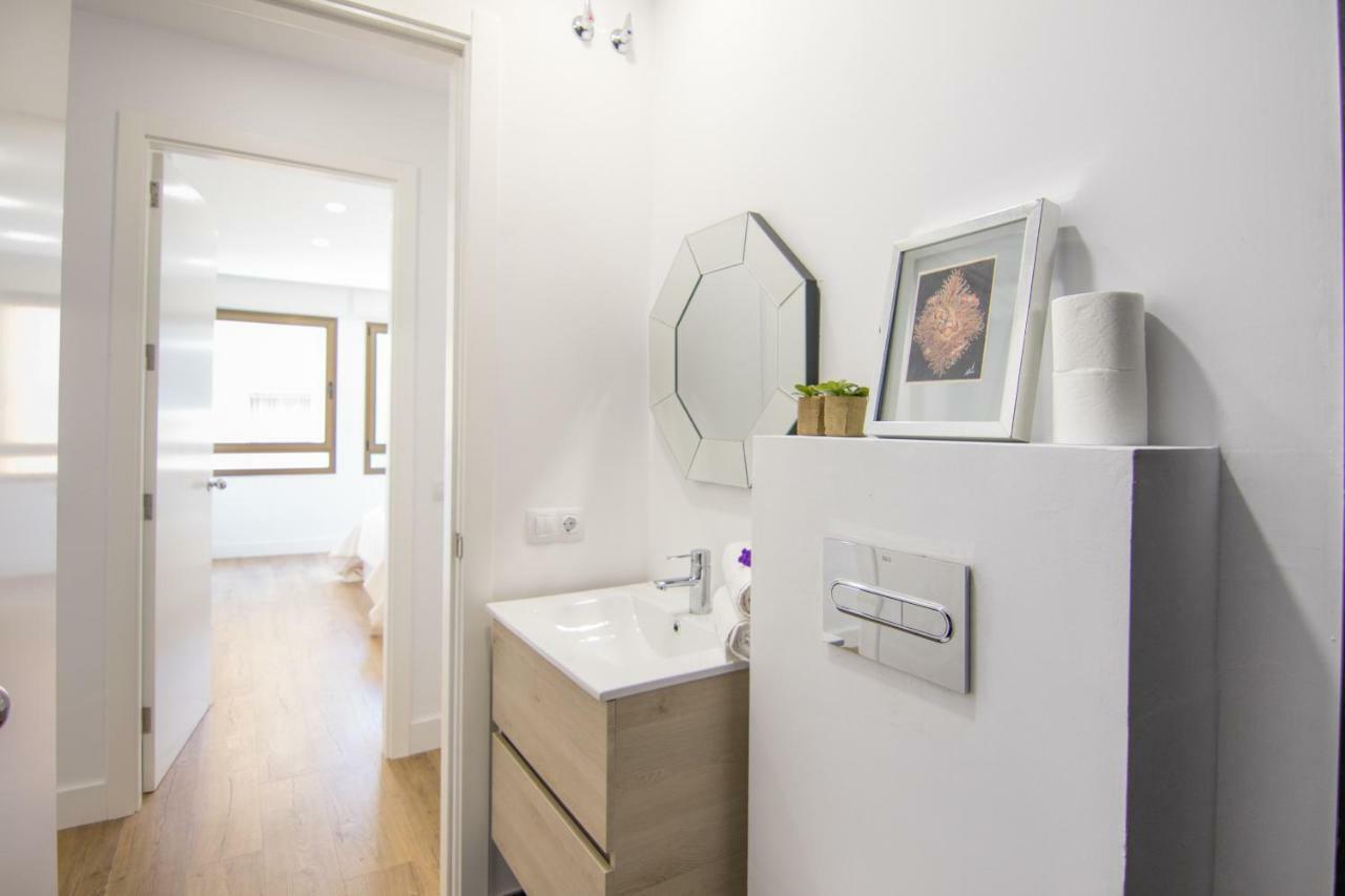 Homeforguest Stylish And Modern Apartment Overlooking Las Canteras Las Palmas / Gran Canaria Exterior foto